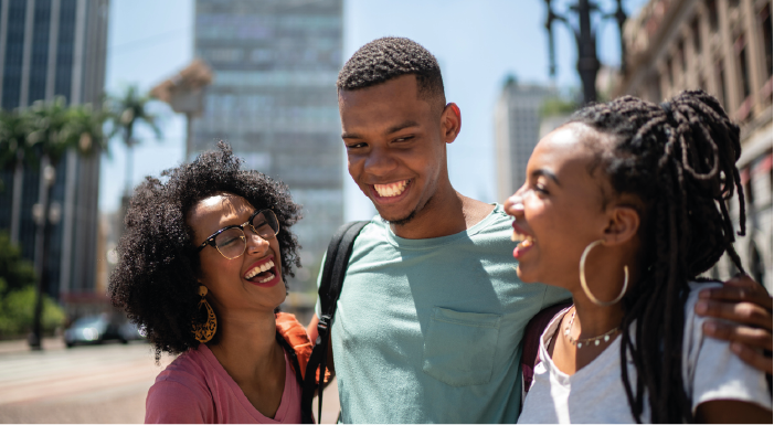 Jovens criadores de conteúdo na cidade